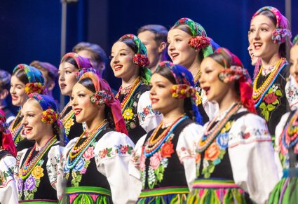 Zbliżenie na Artystki chóru w kostiumach łowickich podczas śpiewu