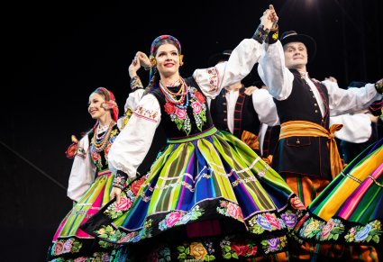 Zbliżenie na pary baletu w kostiumach łowickich