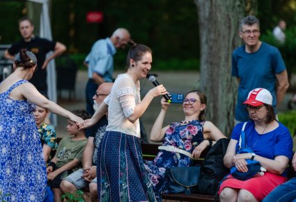 Artystka z zespołu Fedaków w trakcie angażowania Publiczności do wspólnej zabawy