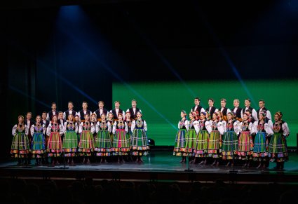Na scenie Artyści chóru w kostiumach łowickich podczas śpiewu