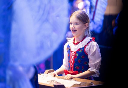 Zbliżenie na śpiewającą, małą Góralkę