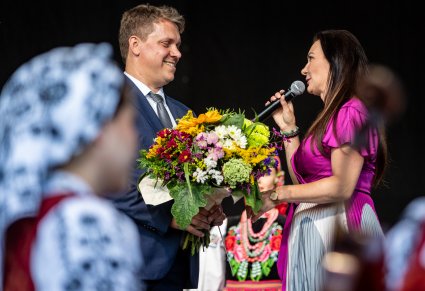 Wręczenie kwiatów Dyrygentowi na scenie