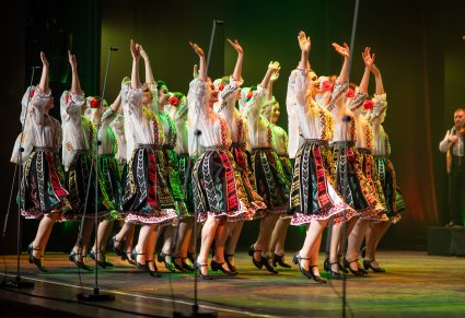 Tancerki baletu JOC w kostiumach ludowych na scenie