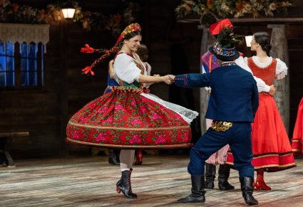 Zbliżenie na postać Kasi i Kaspera w trakcie wykonywania choreografii tanecznej