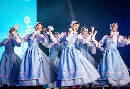 Grupa Artystek w kostiumach szamotulskich na scenie w trakcie wykonywania choreografii tanecznej