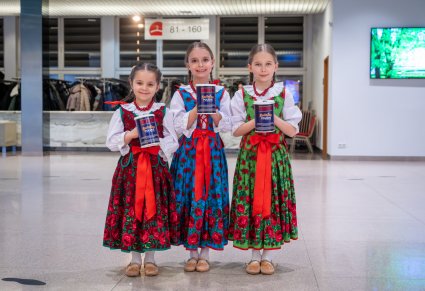 Dzieci podczas zbiórki środków do puszek na cel charytatywny