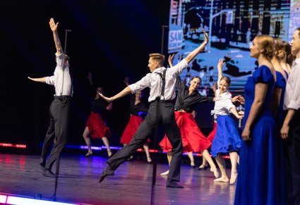 Na scenie Artyści w kostiumach współczesnych w trakcie wykonywania choreografii do utworu Medley