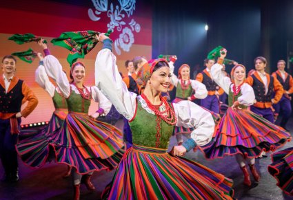 Para Artystów w kostiumach sannickich podczas wykonywania choreografii tanecznej