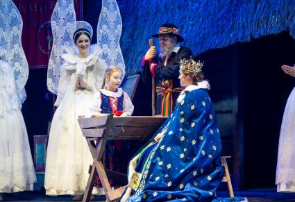 Mała góralka śpiewajaca kolędę małemu Jezuskowi, widoczna postać Anioła Ludowego, Maryi i Św. Józefa