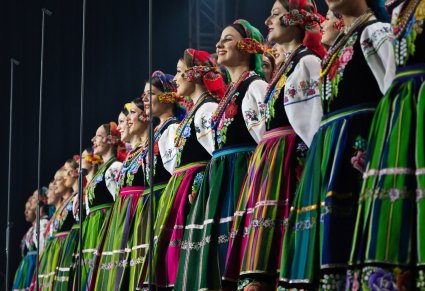 Zbliżenie na Artystki Chóru w kostiumach łowickich