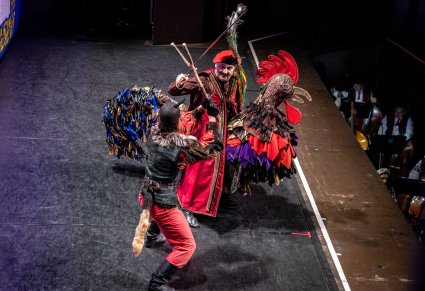 Postać Twardowskiego i diabła ludowego podczas wspólnej sceny