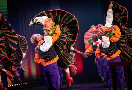 Zbliżenie na pary Artystów w kostiumach sannickich w trakcie wykonywania choreografii tanecznej