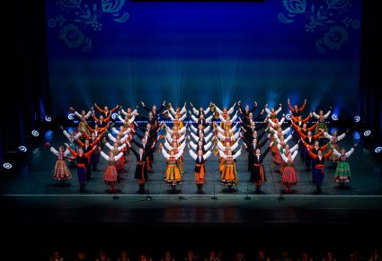 Na scenie Artyści w kostiumach ludowych podczas zakończenia koncertu
