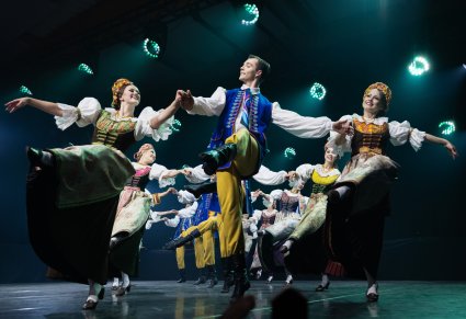 Zbliżenie na Artystów w kostiumach rozbarskich w trakcie wykonywania choreografii tanecznej
