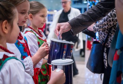 Dzieci zbierające i środki do puszek na cel charytatywny