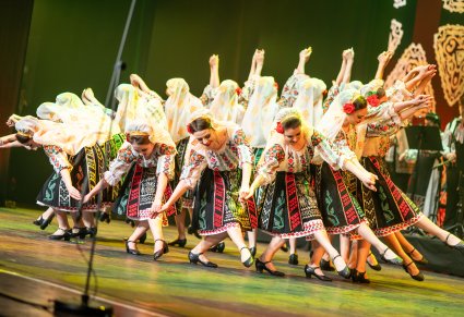 Tancerki baletu JOC w kostiumach ludowych na scenie