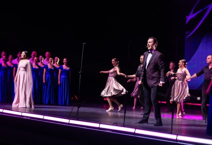Na scenie Solista wraz z Artystami w kostiumach współczesnych wykonujący choreografię taneczną do utworu Medley