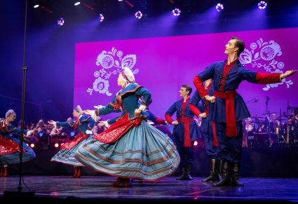 Na scenie Artyści w kostiumach kujawskich podczas wykonywania choreografii tanecznej
