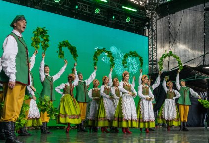 Na scenie Artyści w kostiumach lubuskich w trakcie wykonywania choreografii tanecznej