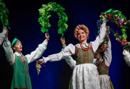 Uśmiechnięci Artyści na scenie w kostiumach lubuskich