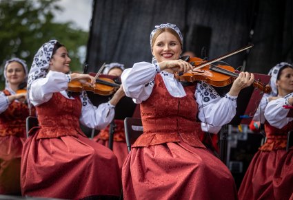 Zbliżenie na uśmiechnięte skrzypaczki z orkiestry