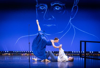 Para Artystów w kostiumach współczesnych podczas wykonywania choreografii tanecznej