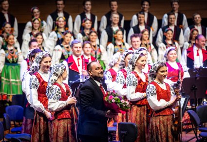 Na scenie Artyści Chóru i Orkiestry wraz z Kierownikiem Chóru