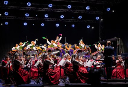 Balet w kostiumach łowickich i sannickich oraz orkiestra w kostiumach wilanowskich podczas koncertu