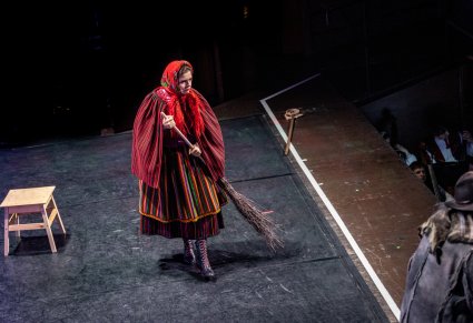 Postać Baby z miotłą