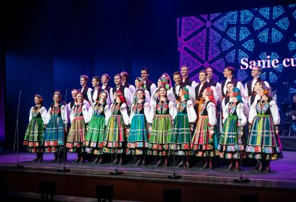Chór w kostiumach łowickich na scenie