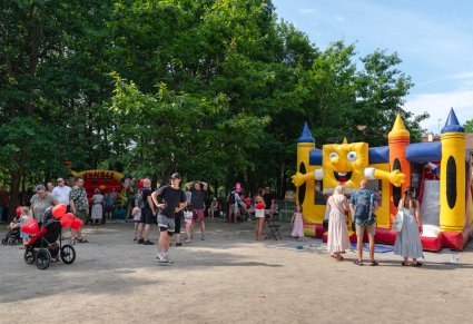Widok na strefę dziecka z różnymi dmuchańcami