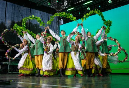 Artyści w kostiumach lubuskich w trakcie wykonywania imponującej choreografii tanecznej z elementami imitującymi winorośle