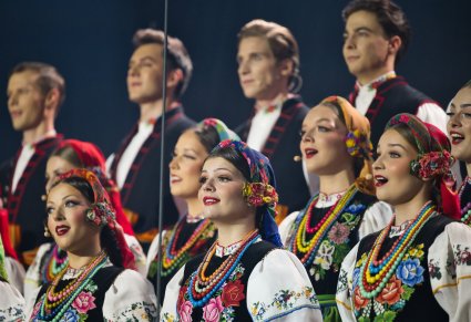 Zbliżenie na Artystów Chóru w kostiumach łowickich