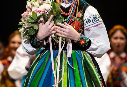 Laureatka IV Międzynarodowego Konkursu Wokalnego im. Stanisława Jopka na scenie wraz z Artystami zespołu