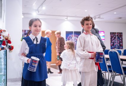 Dzieci podczas zbiórki środków do puszek na cel charytatywny