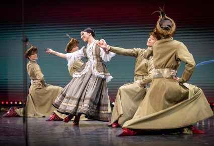 Grupa Artystów w kontuszach podczas wykonywania choreografii tanecznej