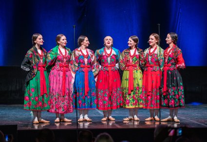 Siedem Chórzystek na scenie w kostiumie podhalańskim