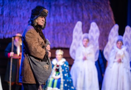 Na pierwszym planie postać Sybiraka, w tle Postaci Aniołów ludowych, Maryi i Józefa