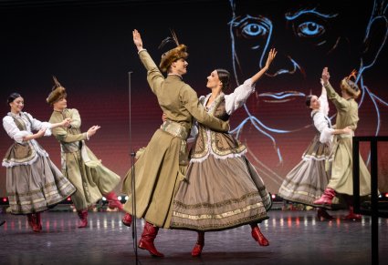 Pary Artystów w kontuszach w trakcie wykonywania choreografii tanecznej
