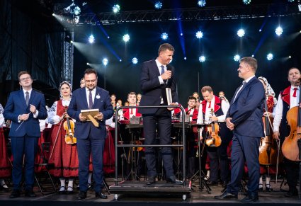Podziękowania i przekazanie regionalnych upominków od władz regionu, na ręce dyrygentów Zespołu.