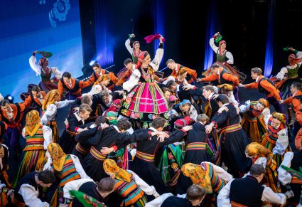 Na scenie Artyści w trakcie wykonywania choreografii tanecznej i tworzenie wspólnie figury "tortu"