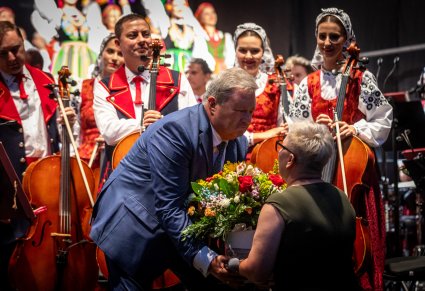 Wręczenie kwiatów na scenie przez Dyrektora Jacka Bonieckiego