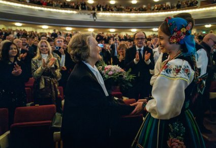 Artyści zespołu wręczają kwiaty Irenie Santor