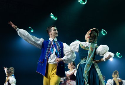 Zbliżenie na parę Artystów w kostiumach rozbarskich w trakcie wykonywania choreografii tanecznej