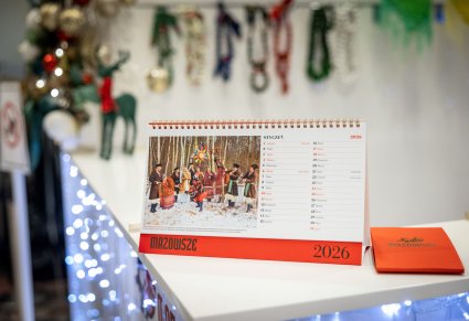 Kalendarz biurkowy ze zdjęciami zespołu "Mazowsze" na rok 2026