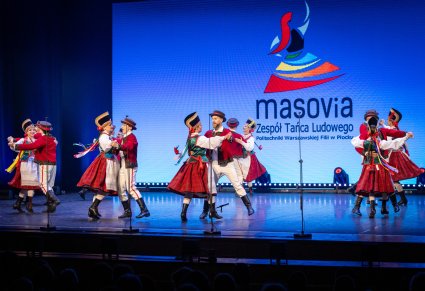 Zespół Masovia w kostiumach kurpiowskich w trakcie występu