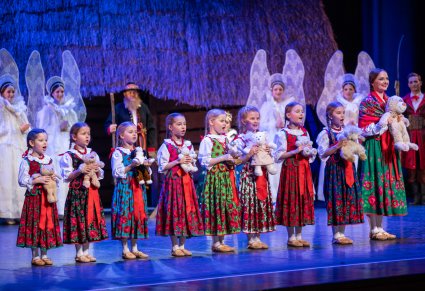 Na scenie przedszkolaki z pluszakami, w tle pozostali Artyści