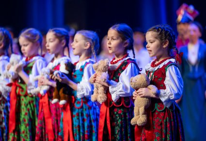 Zbliżenie na część Przedszkolaków w kostiumach podhalańskich