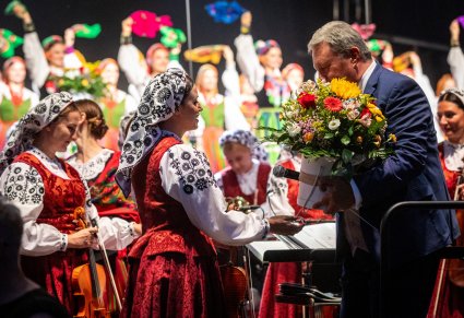 Wręczenie kwiatów na scenie