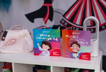 Zbliżenie na dwie książeczki dla dzieci o Tadeuszu i Mirze